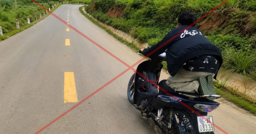 Hình ảnh V.S.H. không đội mũ bảo hiểm, biển số xe bị che lấp. (Ảnh: Công an tỉnh Lào Cai)