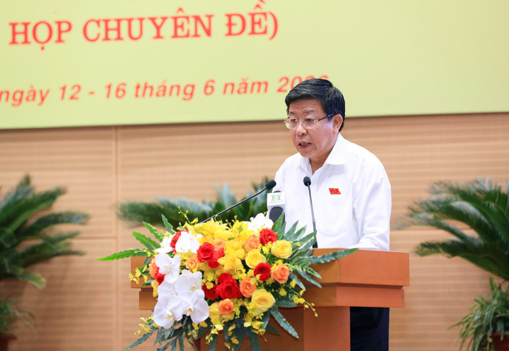 Phó Chủ tịch Thường trực UBND TP Hà Nội Dương Đức Tuấn báo cáo tiếp thu giải trình tại kỳ họp. Ảnh: VTC News