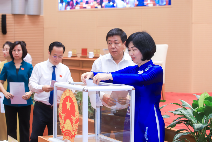 Đại biểu HĐND bỏ phiếu thông qua Nghị quyết (Ảnh: Hữu Thắng).