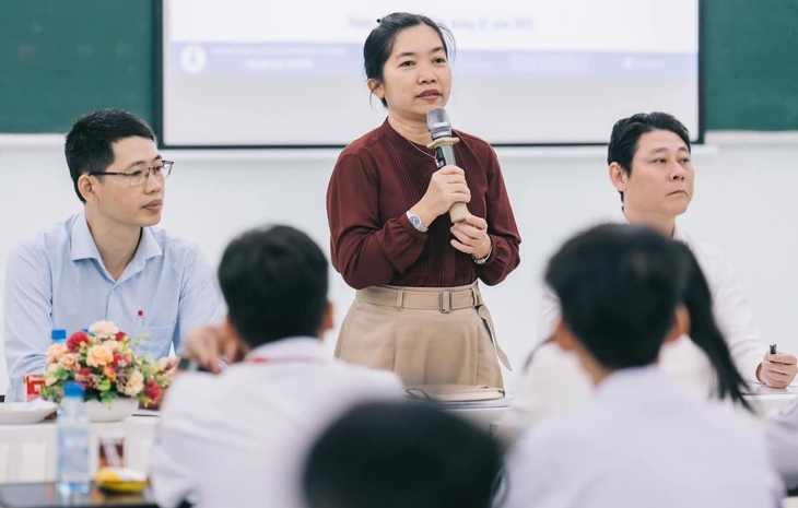 Bà Trần Thị Hồng Thủy, hiệu trưởng Trường THCS-THPT Trần Đại Nghĩa, TP.HCM, cho biết có khoảng 4.200 thí sinh dự tuyển vào lớp 6 của trường năm học 2026-2027 - Ảnh: N.T.