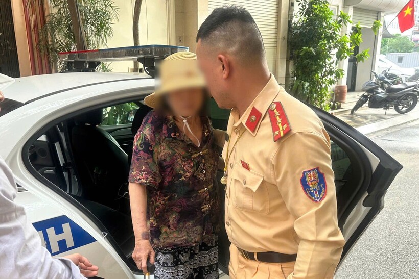 Trước tình huống trên, Ban Chỉ huy Đội CSGT đường bộ số 1 đã cử tổ công tác sử dụng xe chuyên dụng đưa cụ bà trở về tận nhà an toàn.