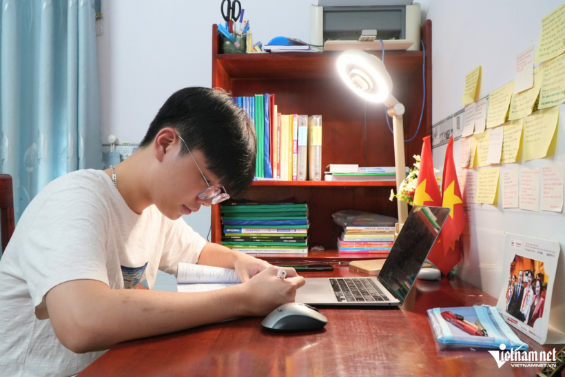 Lê Gia Vinh luôn chủ động và tự giác trong việc học. Ảnh VietNamNet.