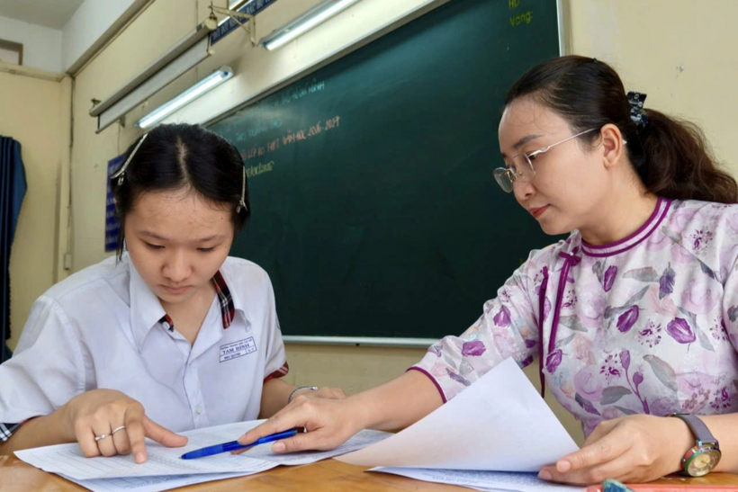 Giám thị và thí sinh dự thi lớp 10 TPHCM năm 2026 (Ảnh: Hoàng Quân).