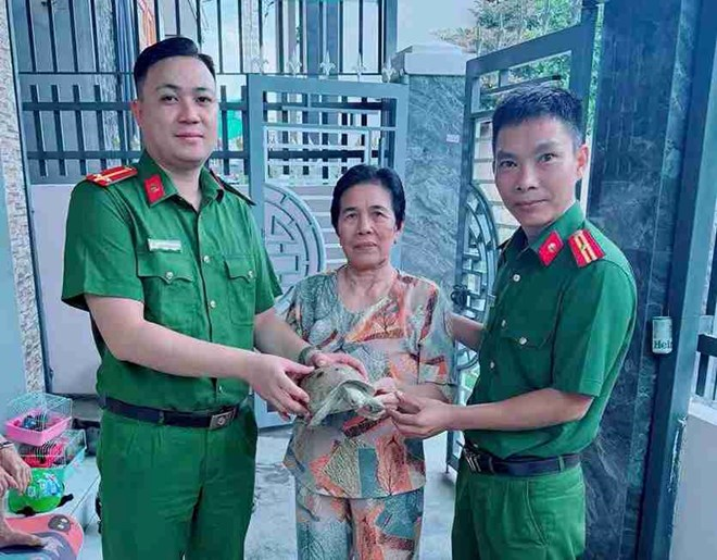 Người dân giao nộp rùa núi vàng quý hiếm cho cơ quan chức năng. (Ảnh: Công an phường Ninh Chử)