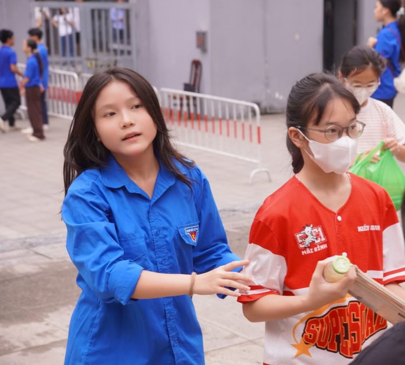 Học sinh đến kiểm tra đánh giá năng lực tại Trường THCS Cầu Giấy năm nay. Ảnh: Báo Tiền phong.