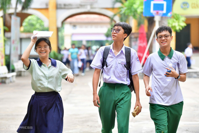 Thí sinh TP HCM dự thi vào lớp 10 công lập, ngày 31/5. Ảnh: Thanh Tùng.