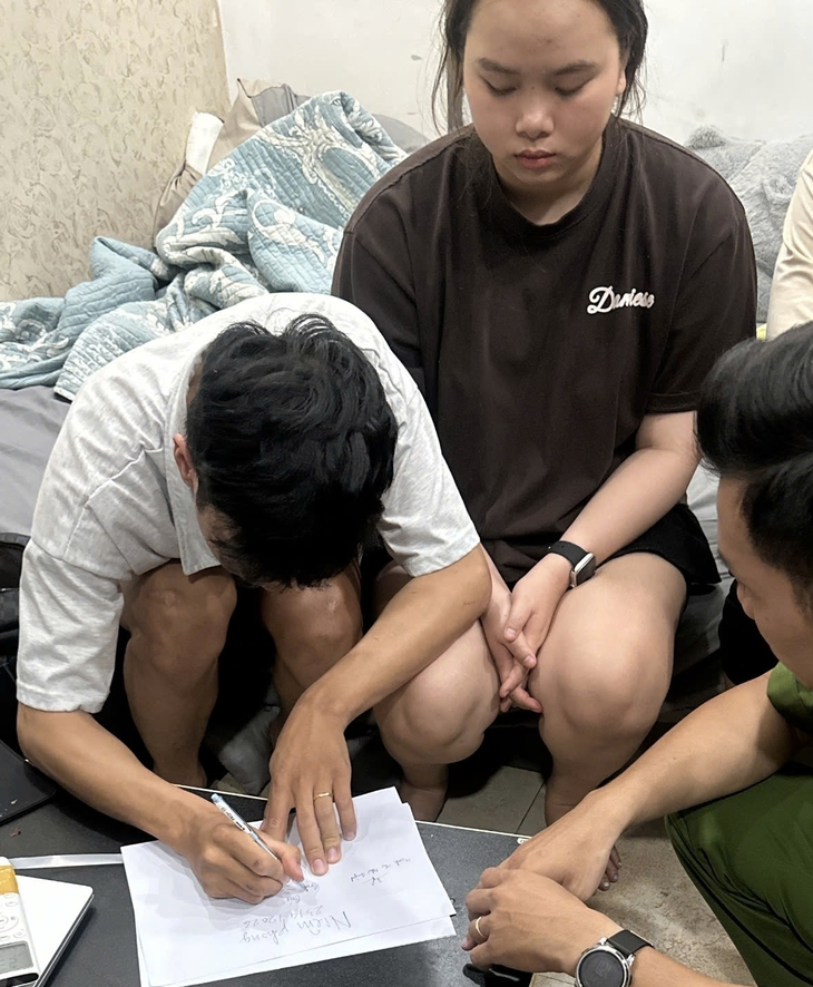 Trần Nguyễn Ngọc Quốc Bảo và Trịnh Thị Như Quỳnh bị phát hiện lưu chứa số lượng thuốc lá điện tử chứa tinh dầu có chất ma túy để bán cho khách. Ảnh: Tuổi Trẻ