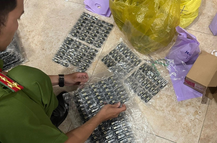 Số lượng lớn tang vật bị công an thu giữ. Ảnh: Người lao động