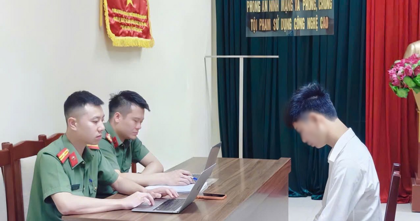 Phan Trung Khuê tại cơ quan công an. (Ảnh: Phòng An ninh mạng và phòng, chống tội phạm sử dụng công nghệ cao, Công an tỉnh Phú Thọ)