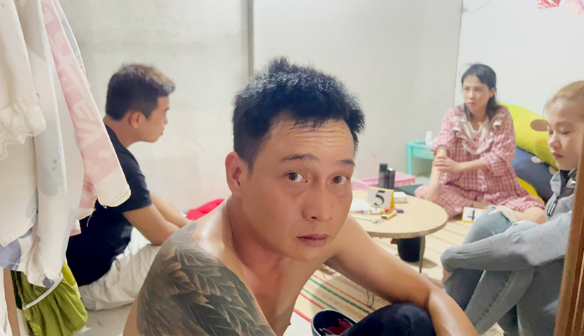 Các đối tượng Đạt, Tạo, Nhi và Giang tại phòng trọ. (Ảnh: Công an tỉnh An Giang)
