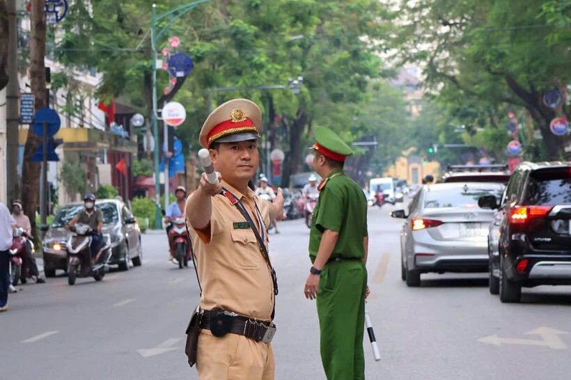 Công an thành phố Hà Nội phân luồng giao thông và tổ chức hướng đi cho các loại phương tiện phục vụ Đại hội đại biểu Phụ nữ toàn quốc.