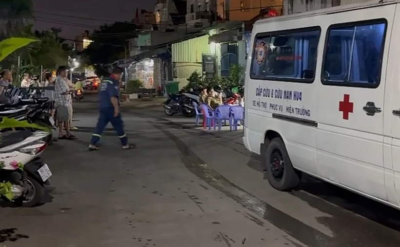 Cơ quan chức năng có mặt khám nghiệm hiện trường, điều tra nguyên nhân vụ việc. (Ảnh: Pháp luật TP.HCM)