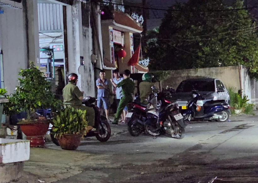 Công an điều tra vụ nam công nhân tử vong tại xưởng in. (Ảnh: Thanh niên)