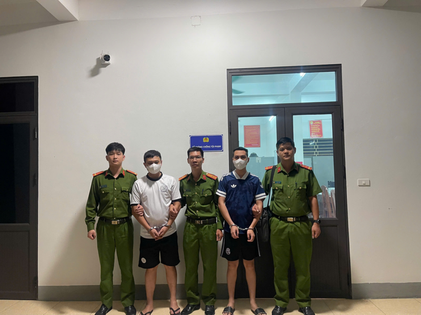 2 đối tượng (áo trắng và áo tối màu cổ trắng) liên quan đến vụ án. Ảnh: Công an Lào Cai