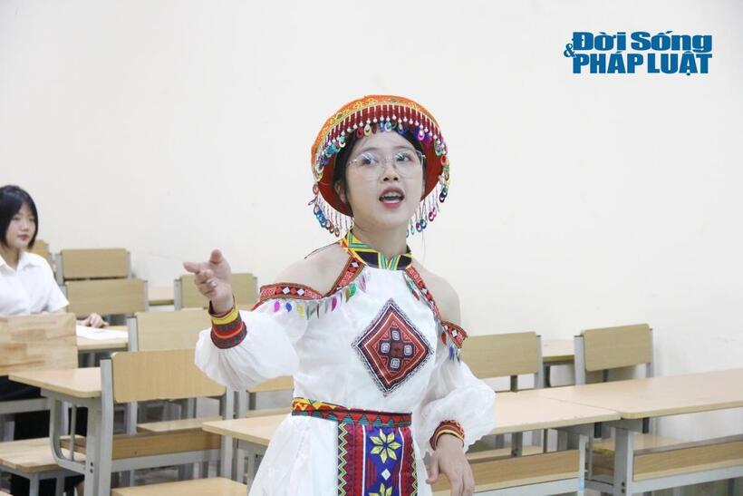 Thí sinh thể hiện năng khiếu hát cho ngành Sư phạm Mầm non.
