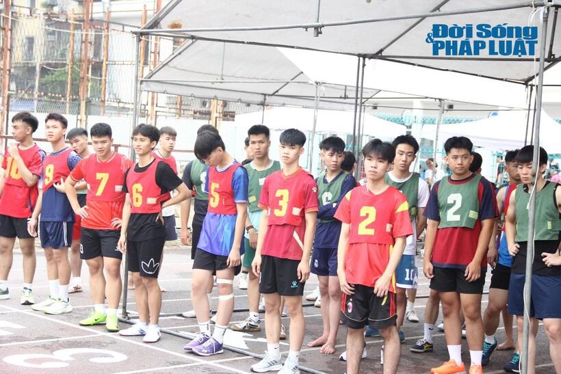 Sĩ tử từ nhiều tỉnh thành đổ về Hà Nội dự thi năng khiếu ngành sư phạm.