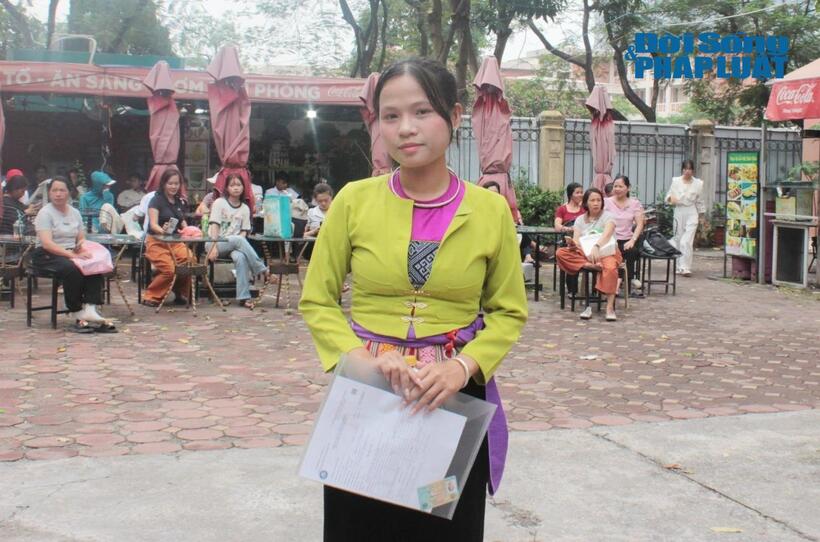 Thí sinh Bùi Thị Lệ Quyên, học sinh Trường Phổ thông Dân tộc nội trú THCS và THPT Lạc Sơn (tỉnh Phú Thọ) diện trang phục dân tộc Mường dự thi năng khiếu kể chuyện và hát sáng 16/6.