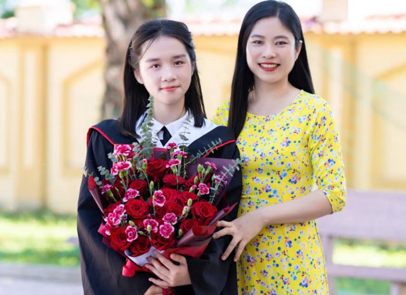 Bảo Ngọc cùng cô giáo dạy Văn. Ảnh: Tiền phong