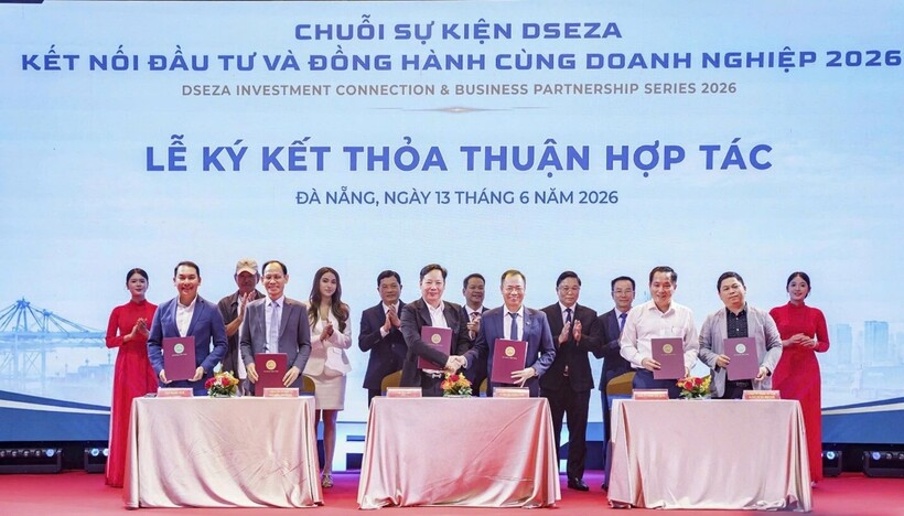 Đại diện Tập đoàn KITA Group và Ban Quản lý Khu công nghệ cao & các khu công nghiệp Đà Nẵng cùng các đối tác kí kết thỏa thuận hợp tác về việc nghiên cứu các vị trí thuộc Khu thương mại tự do tại thành phố Đà Nẵng