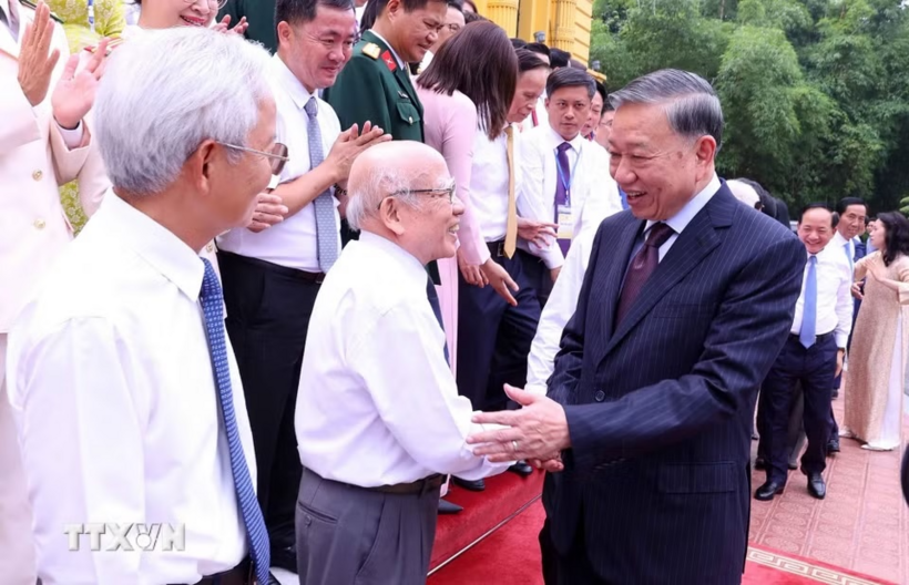 Tổng Bí thư, Chủ tịch nước Tô Lâm với các nhà báo tiêu biểu - Ảnh: TTXVN