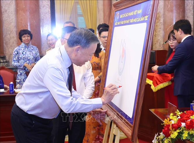 Tổng Bí thư, Chủ tịch nước Tô Lâm ký lưu niệm vào biểu trưng của Hội Nhà báo Việt Nam - Ảnh: TTXVN