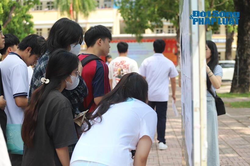 Các chuyên gia lưu ý thí sinh, điều quan trọng là phải sắp xếp nguyện vọng theo đúng thứ tự mong muốn, không phải theo suy nghĩ chủ quan rằng ngành nào dễ đậu hơn thì đặt lên trên. Ảnh minh họa: Lê Liên