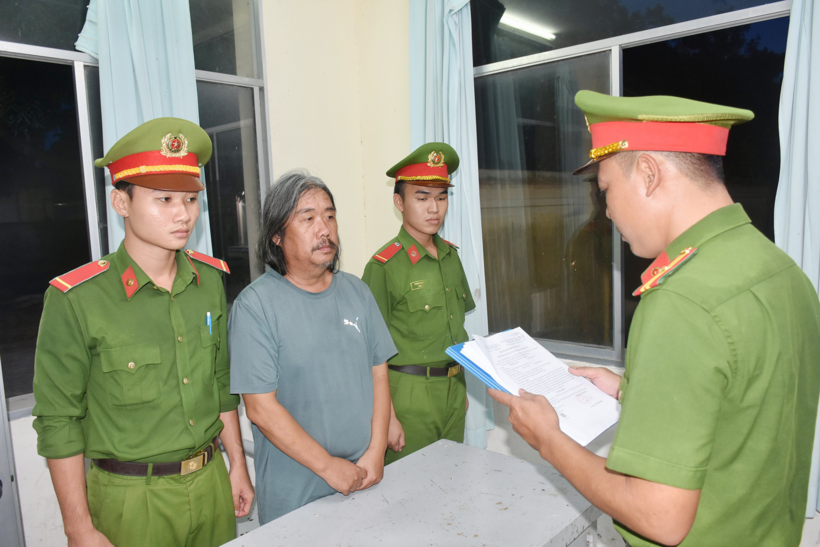 Cơ quan Cảnh sát điều tra công an tỉnh tống đạt các quyết định. (Ảnh: Công an Vĩnh Long)