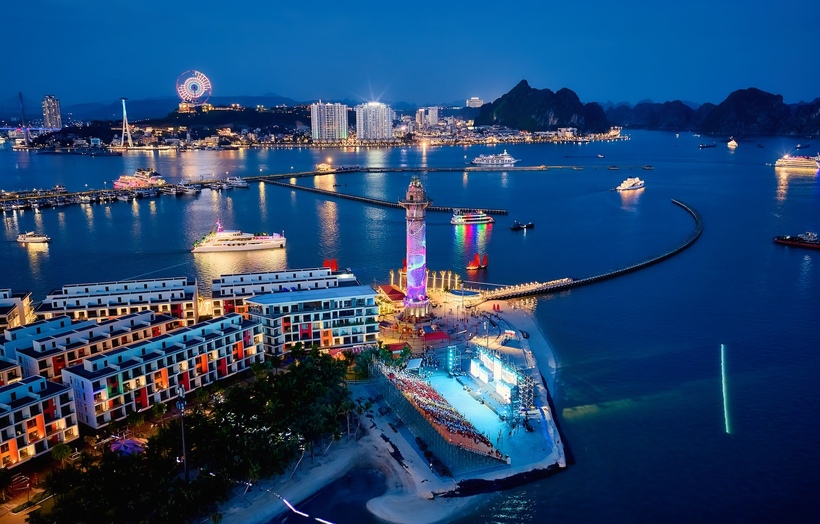 Tuyến phố đêm VUI-Fest Ha Long tấp nập du khách, góp phần nối dài hành trình trải nghiệm từ sáng đến đêm tại Sun Elite City. Ảnh: Ánh Dương.