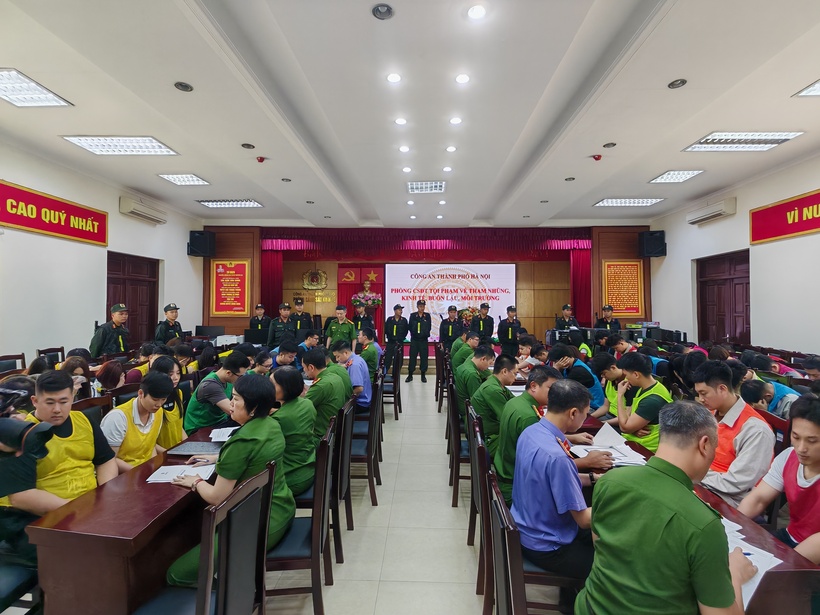Các đối tượng tại cơ quan công an.