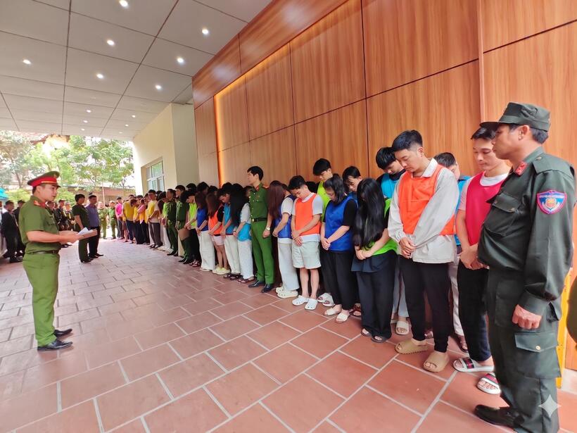 Các đối tượng tại cơ quan công an.