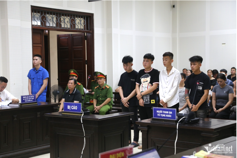 Các bị cáo tại phiên tòa sáng nay. Ảnh: Phạm Công.