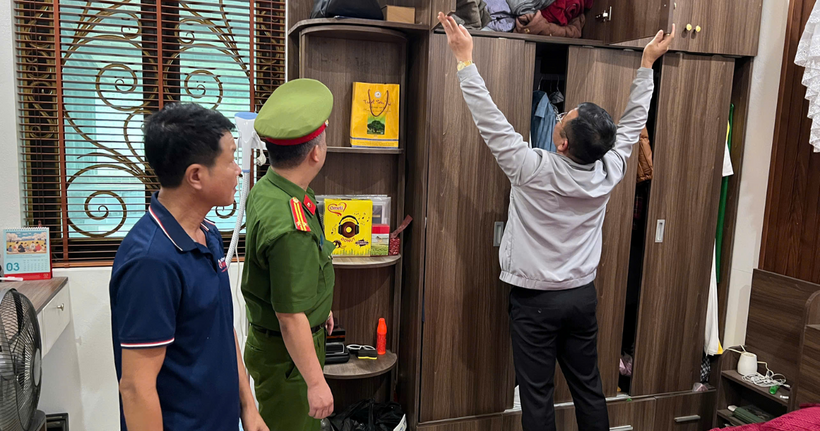 Khám xét chỗ ở của cựu Chủ tịch Ủy ban nhân dân xã Suối Giàng (trước sáp nhập). (Ảnh: Công an Lào Cai).