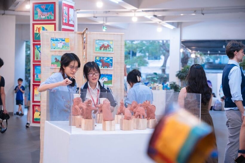 Hoạt động giáo dục tăng cường và theo nhu cầu không thay thế, không trùng lặp nội dung bắt buộc và không gây quá tải cho người học