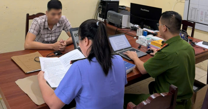 Cơ quan Cảnh sát điều tra làm việc với đối tượng N.V.T. (Ảnh: Công an tỉnh Phú Thọ)