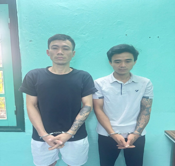 Đối tượng Phạm Viết Tú (trái) và Phạm Văn Thạnh (phải) tại Cơ quan Công an.