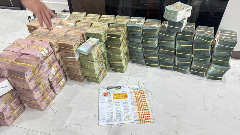 Chị Nguyên đổi thưởng cho khách bằng tiền mặt vào ngày 15/6. (Ảnh: VietnamNet)