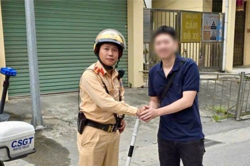 Xúc động trước sự giúp đỡ tận tình của lực lượng CSGT, anh Nguyễn Văn H đã gửi lời cảm ơn tới các cán bộ chiến sĩ làm nhiệm vụ.