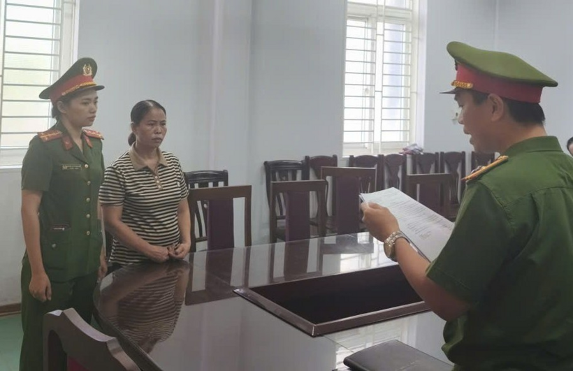 Phạm Thị Hương (áo kẻ ngang) bị bắt tạm giam để điều tra về hành vi lừa đảo chiếm đoạt tài sản.