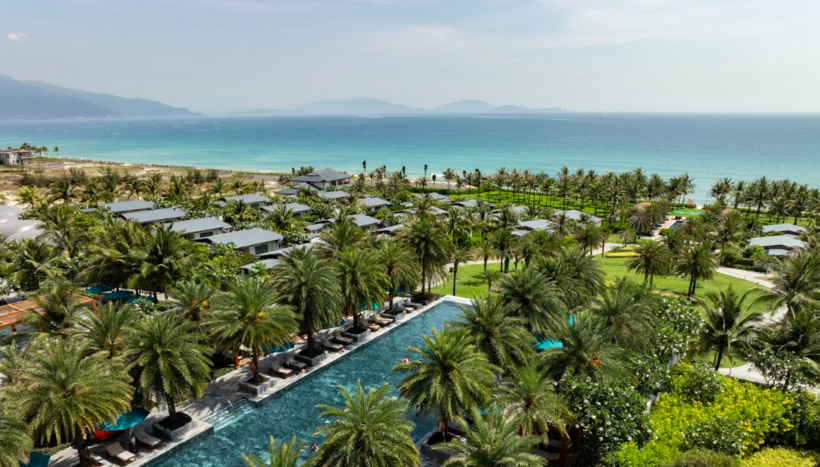 Biển Cam Ranh xanh mát trong mùa hè