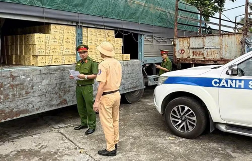 Lực lượng cảnh sát giao thông, Công an tỉnh Tuyên Quang phát hiện 400 thùng bia không rõ nguồn gốc, xuất xứ.
