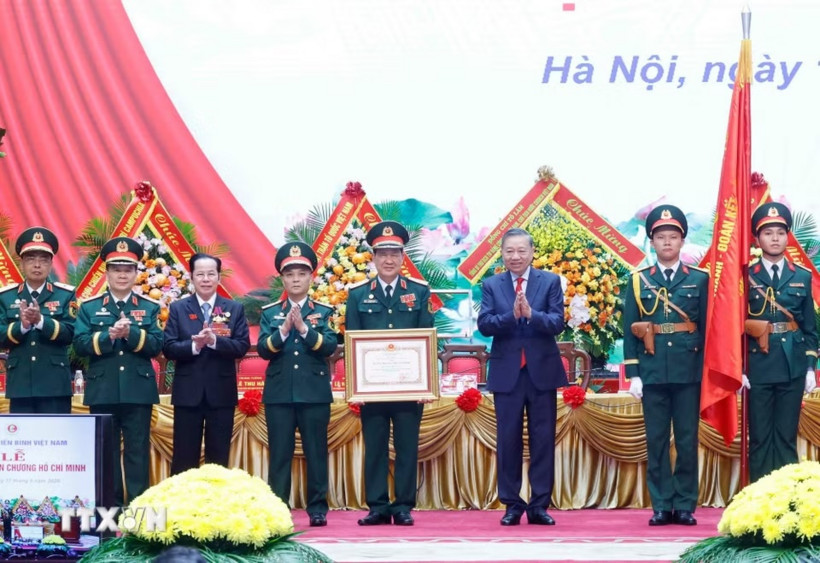 Tổng Bí thư, Chủ tịch nước Tô Lâm trao Huân chương Hồ Chí Minh tặng Hội Cựu chiến binh Việt Nam - Ảnh: TTXVN
