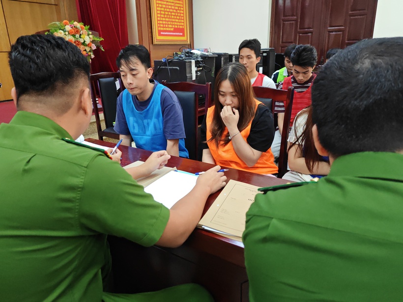 Các đối tượng tại cơ quan công an.