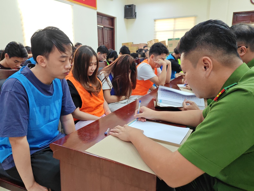 Các đối tượng tại cơ quan công an.