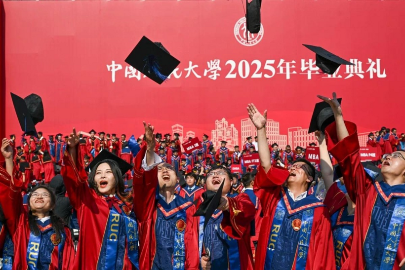 Sinh viên Đại học Nhân dân Trung Quốc trong lễ tốt nghiệp năm 2025. Ảnh: Tân Hoa Xã