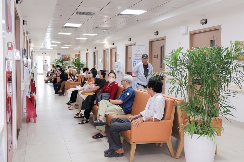 Nhiều người dân đến khám sức khỏe tổng quát tại chương trình Khám sức khỏe toàn dân 2026 của Vinmec Cần Thơ