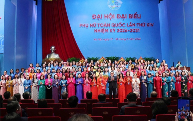 Ủy viên Bộ Chính trị, Chủ tịch Quốc hội Trần Thanh Mẫn thay mặt lãnh đạo Đảng, Nhà nước tặng hoa chúc mừng Ban Chấp hành Trung ương Hội LHPN Việt Nam khóa XIV, nhiệm kỳ 2026-2031.