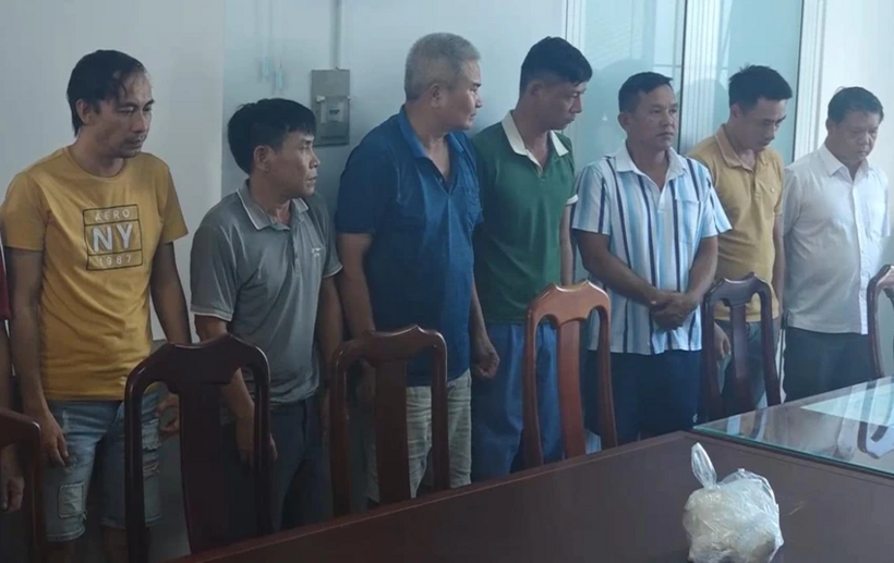 Nhóm người trong đường dây cá độ bóng đá bị triệt xóa. Ảnh: TQ.
