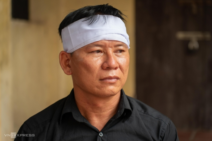 Anh Lợi trong đám tang em gái sáng 15/6. Ảnh:&nbsp;Hoàng Giang