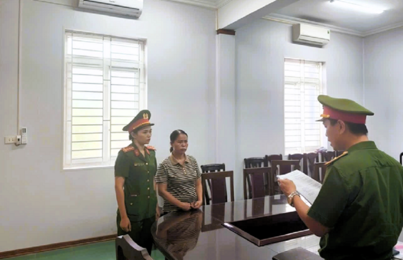 Cơ quan điều tra tống đạt các quyết định với bị can - Ảnh: H.B.