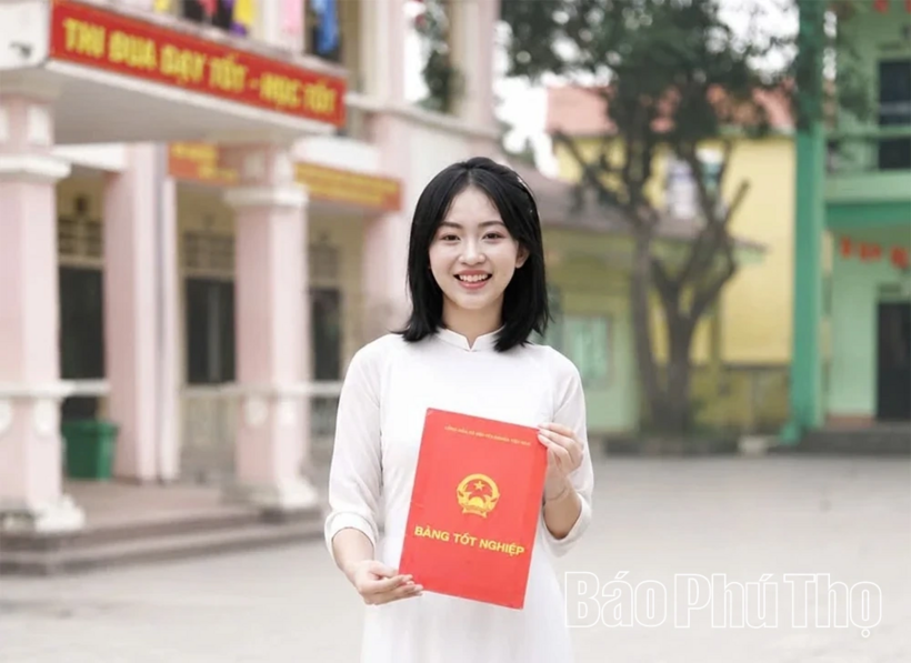 Em Lê Mai Hương, học sinh lớp 9A, Trường THCS Phú Hộ là thí sinh duy nhất đạt điểm 10 môn Toán. Ảnh: Báo Phú Thọ
